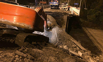 В селе Сочи смыло временную насыпь через реку Чахцуцыр В селе Сочи смыло временную насыпь через реку Чахцуцыр