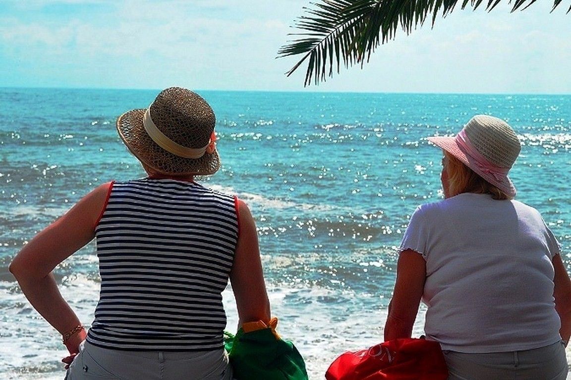 Супруга была в отпуске. Пенсионерка на отдыхе. Отдыхающие пенсионеры. Пенсионеры на море. Отдых для пенсионеров на море.