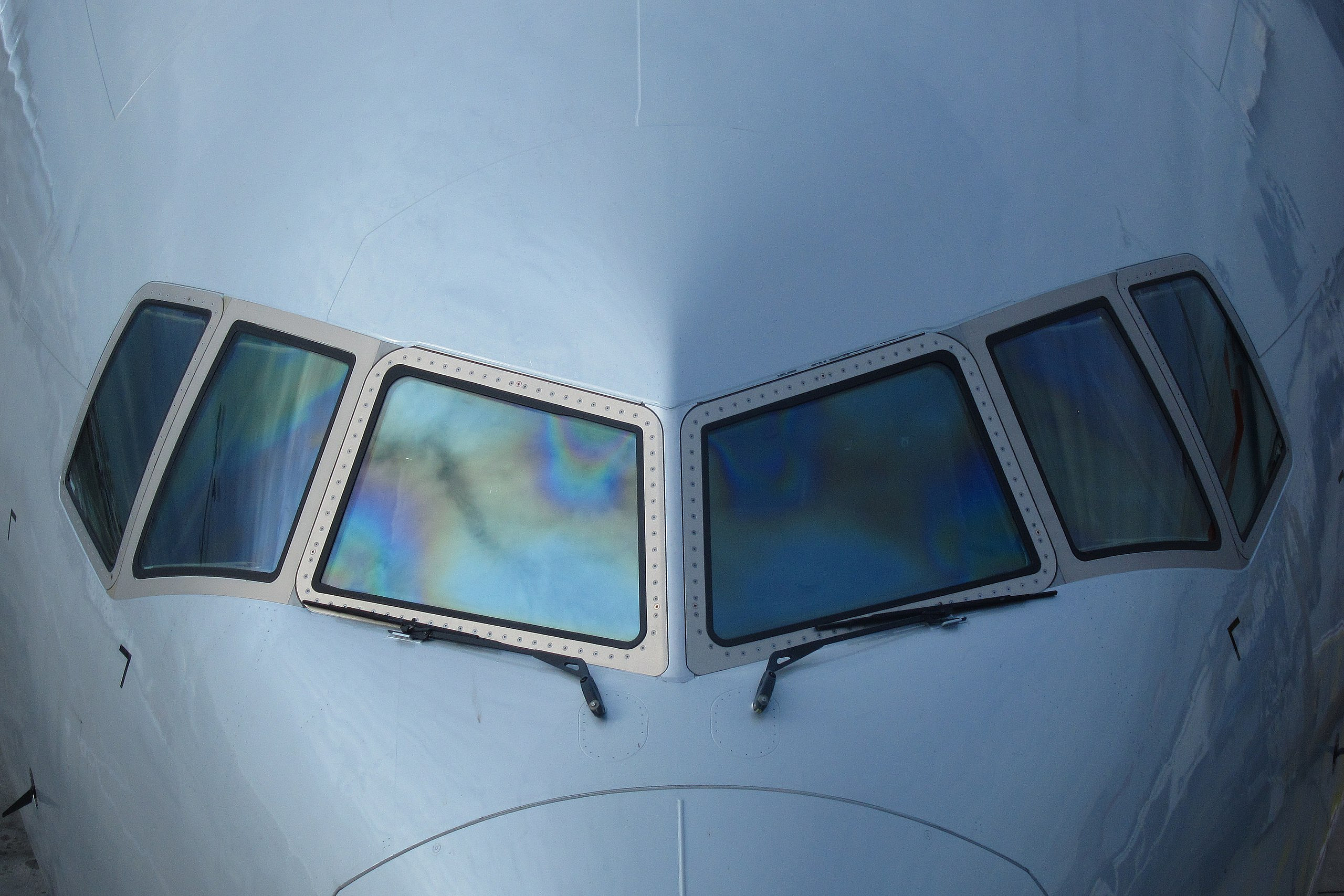 В кабине самолёта, который летел в Сочи, треснуло ветровое стекло