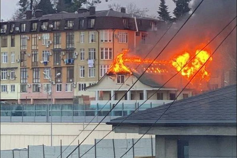 В Сочи из горящего дома эвакуировали 7 человек