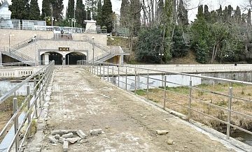 В Сочи начался ремонт пешеходного Ривьерского моста
