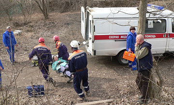 В Сочи спасатели помогли женщине, сломавшей ногу в лесу В Сочи спасатели помогли женщине, сломавшей ногу в лесу