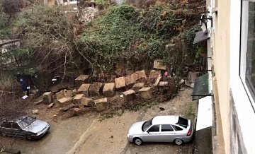 В Сочи обрушилась подпорная стена во дворе жилого дома