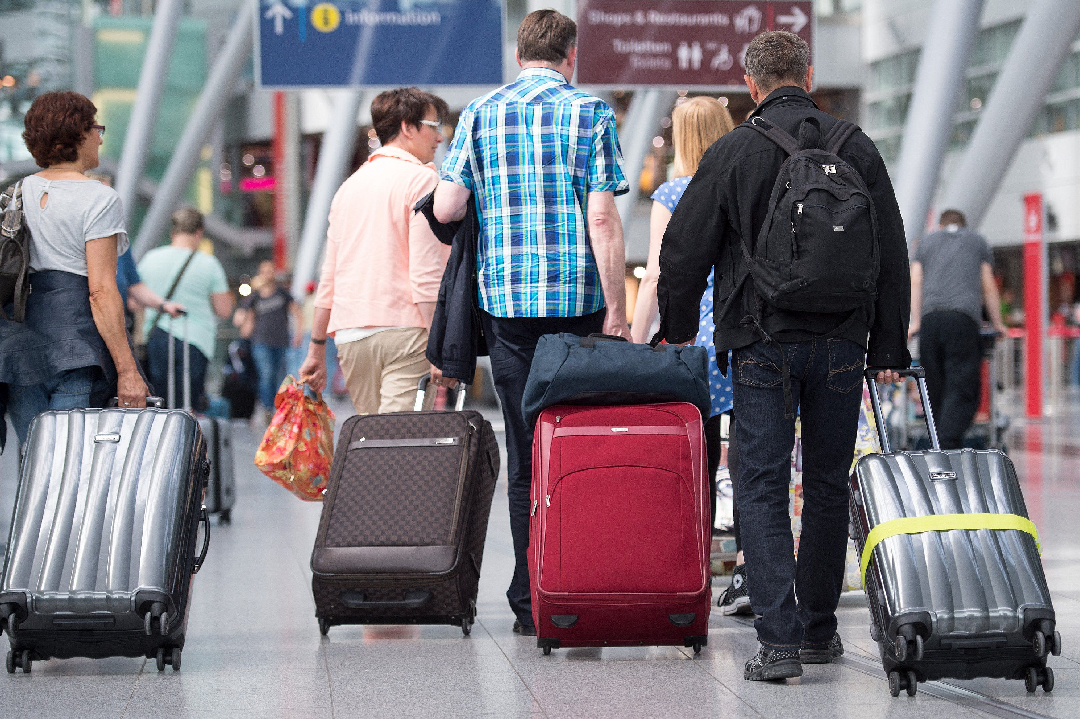Переехал учиться в другой город. Люди с чемоданами в аэропорту. Человек с чемоданом. Эмиграция. Отток населения.