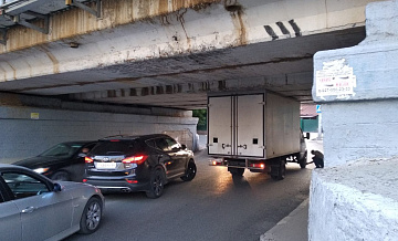 Под мостом в Сочи застрял очередной грузовик