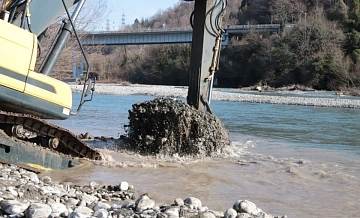 В Лазаревском районе Сочи восстанавливают дюкерный переход через реку Шахе  