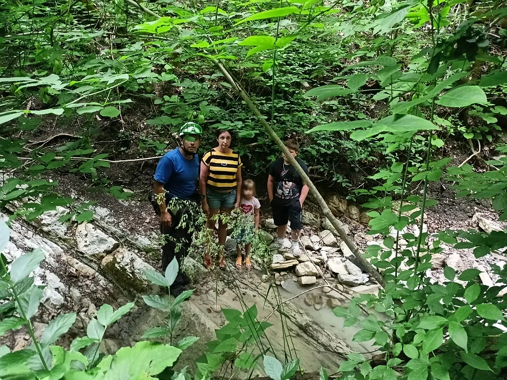 Семья туристов заблудилась по пути к водопадам