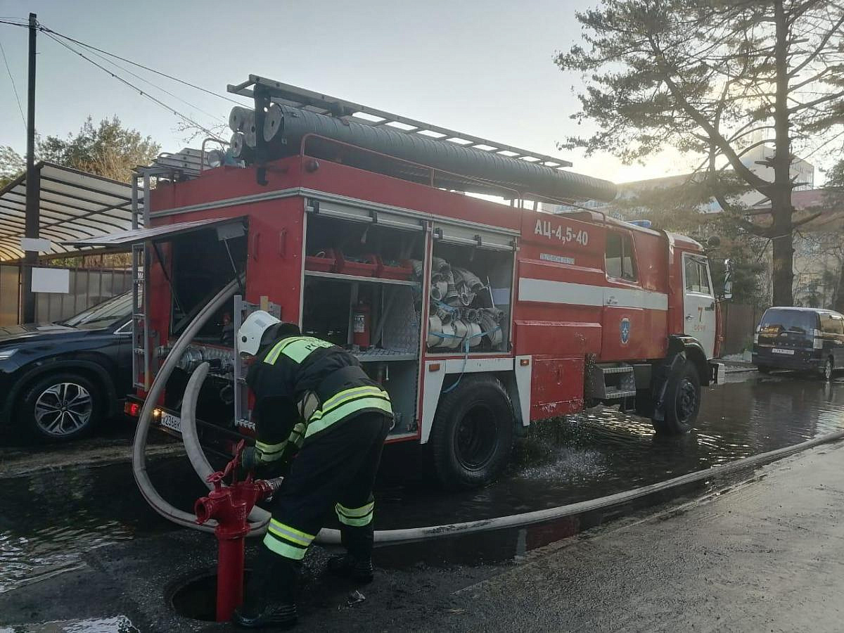 Из-за пожара в гостевом доме Сочи эвакуировали 20 человек