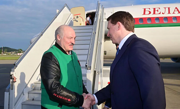 Президента Белоруссии встретил у самолёта мэр Сочи