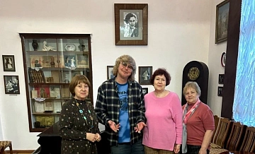 Рыжий из «Иванушек» передал экспонаты в сочинский Музей-дачу Барсовой