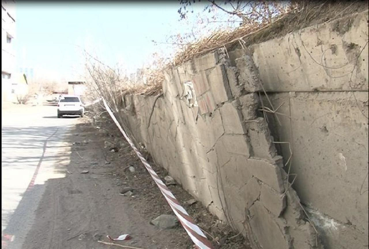 В Сочи самосвал КамАЗ повредил облицовку подпорной стены участка федеральной автодороги