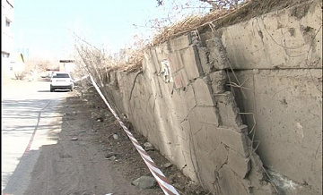 В Сочи самосвал КамАЗ повредил облицовку подпорной стены участка федеральной автодороги
